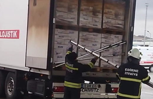 Edirne'de bebek maması yüklü tırda çıkan yangın söndürüldü