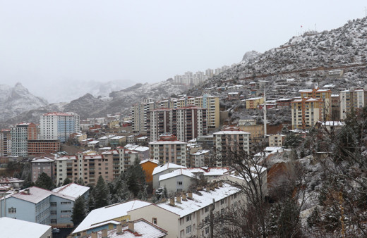 Gümüşhane kent merkezinde mevsimin ilk kar yağışı gerçekleşti