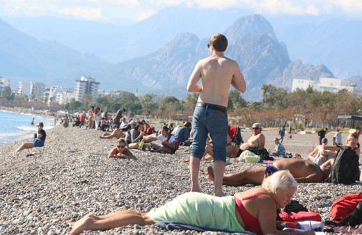 Termometrelerin 19 dereceyi gösterdiği Antalya'da Aralık ayında deniz keyfi