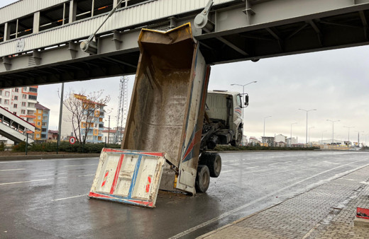 Niğde’de dorsesi açılan kamyon üst geçide sıkıştı
