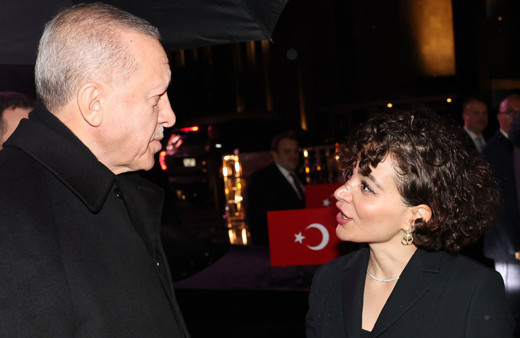 Cumhurbaşkanı Erdoğan İngiltere'de ödül kazanan eseri inceledi