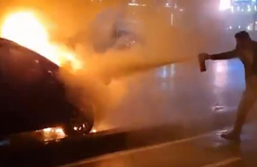 park halindeki araç alev alarak yandı!