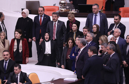 Meclis'te gerginlik! Özlem Zengin AK Partili vekillere Genel Kurulu terk ettirdi!