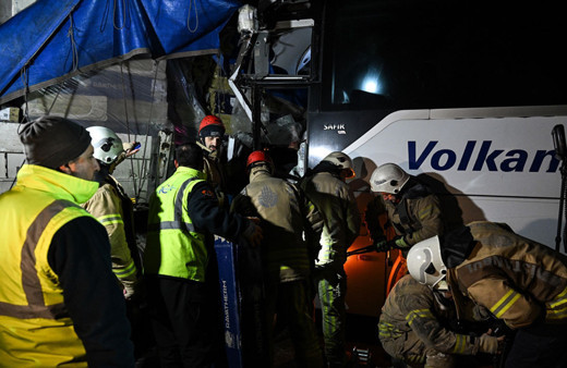 İstanbul Eyüp'te yolcu otobüsü ile TIR çarpıştı! Ortalık savaş alanına döndü
