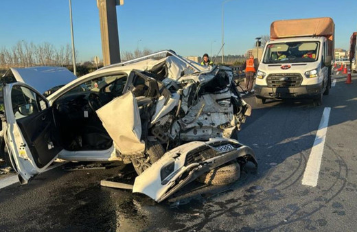 Panelvanla çarpışan otomobil kağıt gibi ezildi : 2 yaralı!