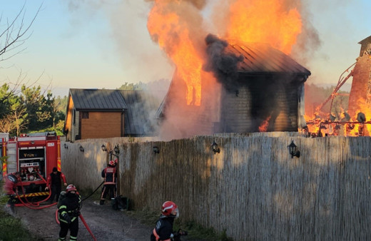 Sakarya'da alevlere teslim olan bungalov kül oldu