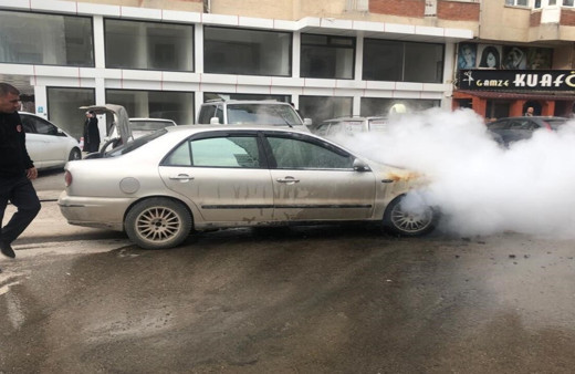 Seyir halinde alevlere teslim olan otomobil kullanılmaz hale geldi