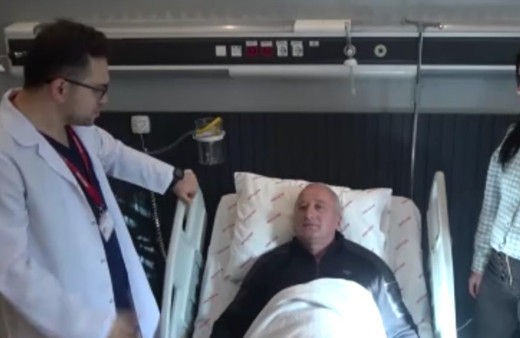 ABD'deki göz bankasından getirilen kornea, Gürcü hastaya Trabzon'da nakledildi