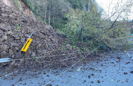 Arhavi-Hopa-Sarp Devlet Yolu'nda heyelan!