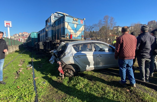Trenin çarptığı otomobil 30 metre sürüklendi, 3 kişi yaralandı
