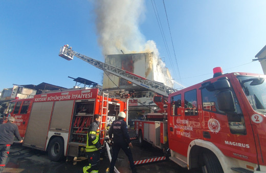 Kayseri’de iş yeri deposunda yangın çıktı