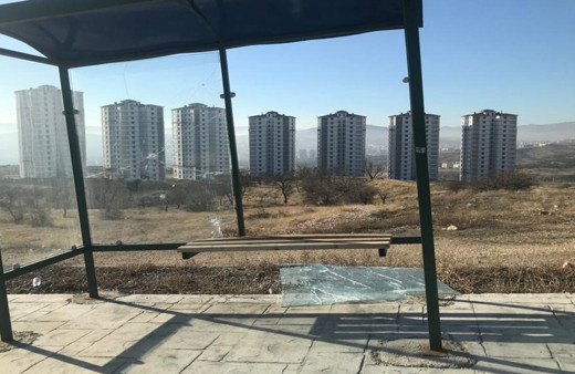 Elazığ’da şehir magandaları durak camlarını kırdı