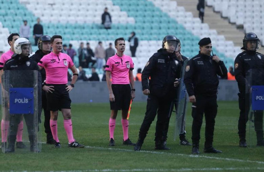 Bursaspor-Diyarbekirspor maçında ortalık karıştı: Maçın son anında 5 kırmızı kart çıktı
