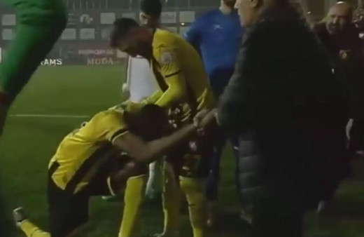 Sahadan çıkmamak için başkana diz çöktü