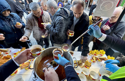 Trabzon'da vatandaşlara karalahana çorbası ikram edildi