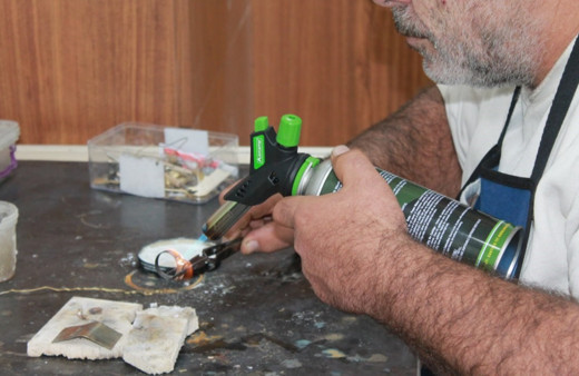 Çıra olarak yakılan 'Kehribar' işlenerek ülke ekonomisine katkı sağlıyor