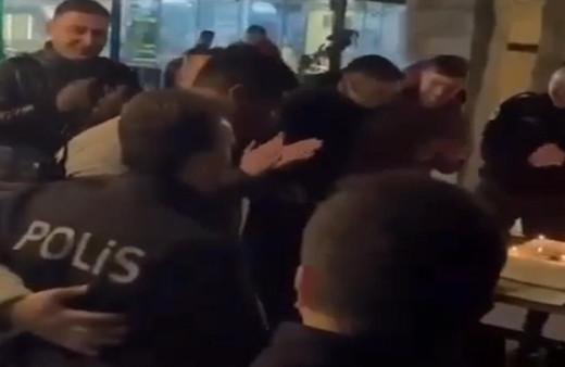 Meslek hayatının son görevinde polise pastalı sürpriz yapıldı