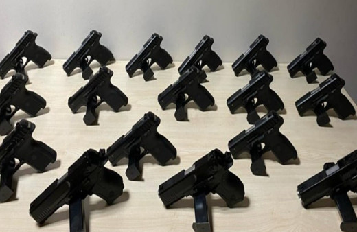 Oto kurtarıcı ile silah kaçakçılığı yapıyordu, yakayı ele verdi