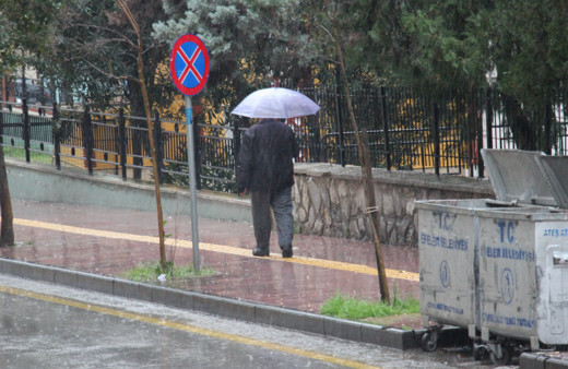 Aydın'da sabah saatlerinden itibaren şiddetli yağış etkili oluyor
