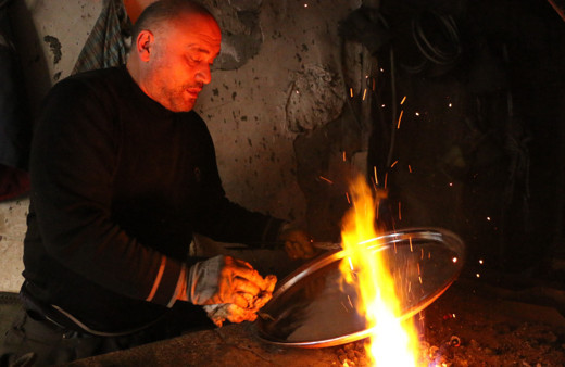 30 metrekarelik iş yerinde dede mesleği kalaycılığı yaşatmaya çalışıyor