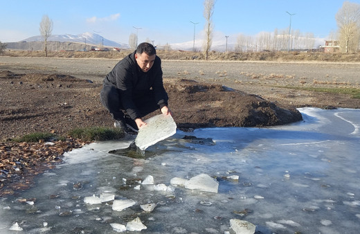 Van Gölü kıyıları dondu, vatandaşlar fotoğraf çektiler