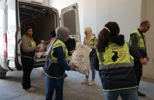 Hatay’da bir çiftçi, depremzedelere 2 ton mandalina dağıttı