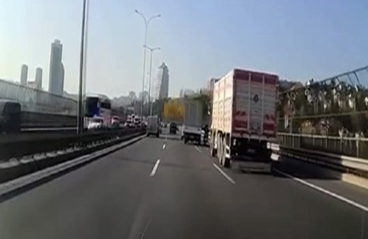 Avrupa Otoyolu'nda motosiklete çarpıp kaçan kamyonet sürücüsü yakalandı