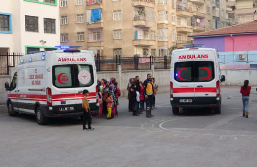 Diyarbakır’da okulda gıda zehirlenmesi şüphesi, öğrenciler hastaneye sevk edildi