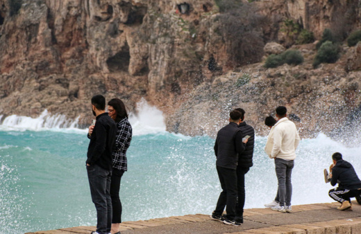 Antalya’da falezlere çarpan dev dalgalar 30 metre havaya yükseldi
