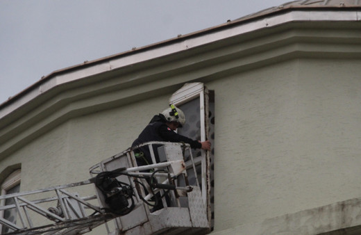 Fırtınanın yerinden söktüğü cami penceresini itfaiye ekipleri aldı
