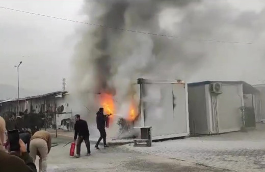 Konteynerde çıkan yangın, çevreye sıçramadan söndürüldü