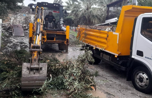Muğla'da belediye ekipleri yağmur mesaisinde