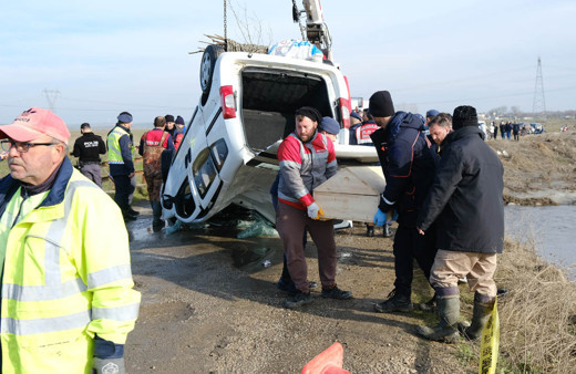 Kırklareli'nde nehre devrilen araçta bir kişinin cansız bedenine ulaşıldı