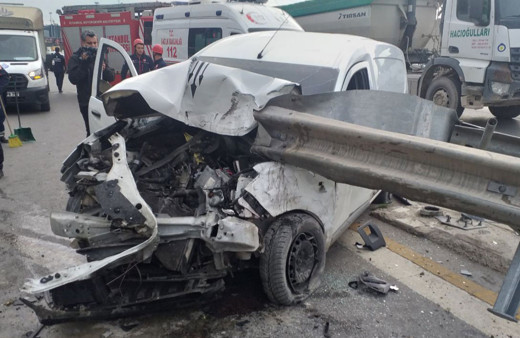 İstanbul'da bariyerlere çarpan araç paramparça oldu!