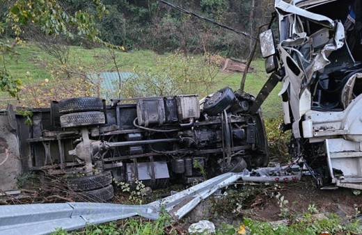 Sarıyer'de freni patlayan tırla çöp arabası çarpıştı: 1 ölü, 3 yaralı
