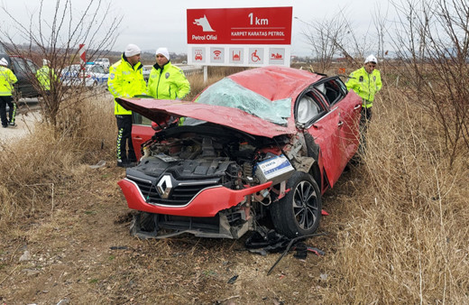 Şarampole devrilen otomobildeki 2 kişi yaralandı