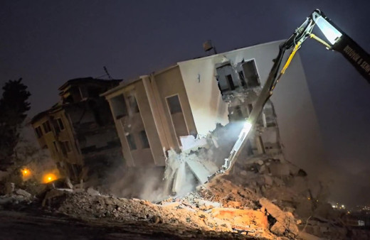 Hatay'da 5 katlı okula iş makinesi dokundu, yerle bir oldu