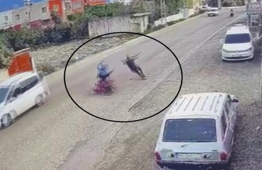 Çarpışmanın etkisiyle motosiklet sürücüsü ve yaya havaya uçtu
