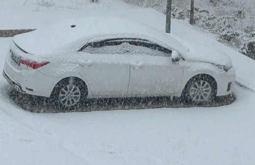 Yüksekova’da yoğun kar yağışı, sürücüler zor anlar yaşadı