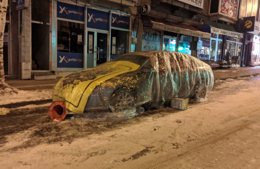 Ardahan'da eksi 9 derecede araçlar soğuktan battaniye ile korunuyor