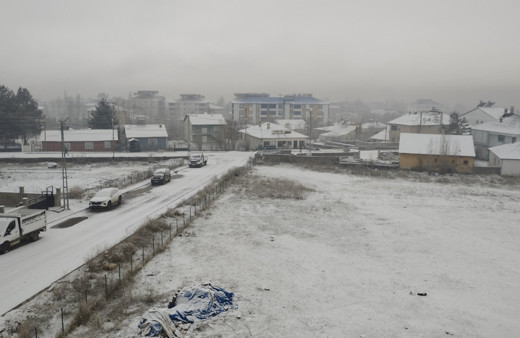 Muş’un Varto ilçesinde etkili olan kar yağışı kenti beyaza bürüdü