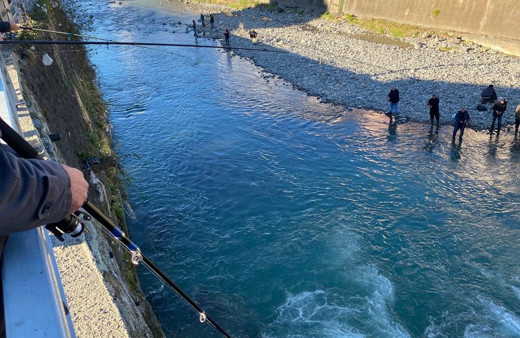 Fırtına nedeniyle balık kafesi yırtıldı, somonları gören oltasını alıp dereye koştu