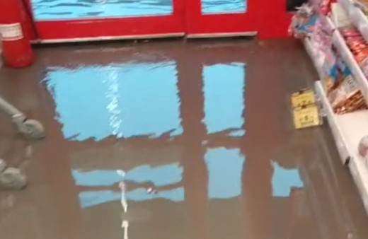 Mardin’de yağış nedeniyle marketleri su bastı