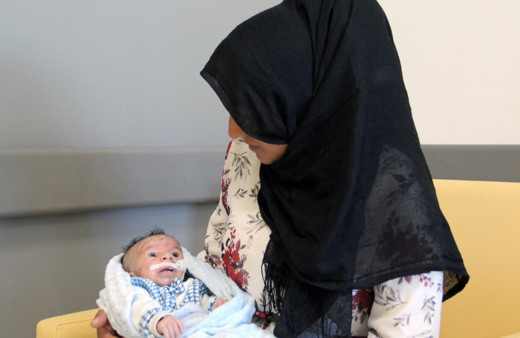 Doğuştan yemek borusu ve makatı kapalı olan bebek yaşama tutundu