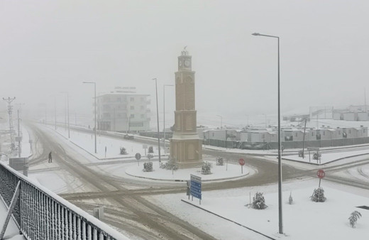 Adıyaman’da başlayan kar yağışıyla şehir beyaza büründü