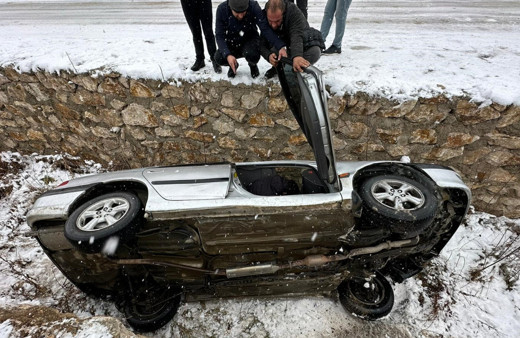 Kar yağışı kazaları beraberinde getirdi, kayan araç dereye düştü