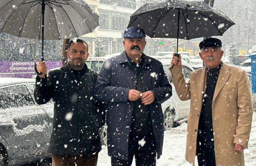 Yüksekova’da lapa lapa kar yağışı başladı