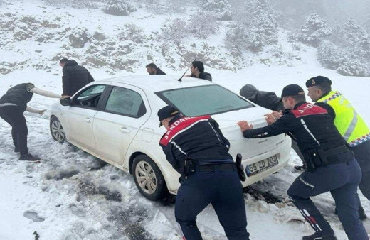 Yoğun kar sebebiyle mahsur kalan öğretmenleri jandarma kurtardı