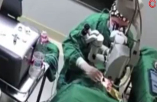 Doktor ameliyat sırasında hastayı yumrukladı! Korkunç görüntü