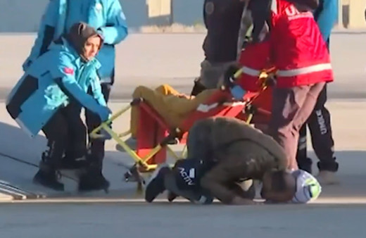 Fahrettin Koca, Türkiye'ye indiğinde şükür secdesi yapan Gazzeli babanın videosunu paylaştı